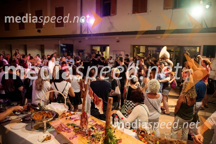 Jugoslavija, moja dežela, krstna uprizoritev drame