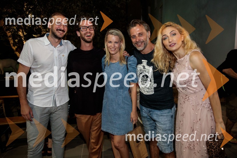  ... ;  ... ;  Tjaša Hrovat, igralka;  Željko Erkić, igralec;  Mirela Predojević, igralkaJugoslavija, moja dežela, krstna uprizoritev drame