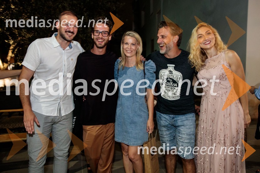  ... ;  ... ;  Tjaša Hrovat, igralka;  Željko Erkić, igralec;  Mirela Predojević, igralkaJugoslavija, moja dežela, krstna uprizoritev drame