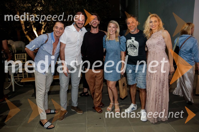  Igor Štamulak, igralec;  ... ;  ... ;  Tjaša Hrovat, igralka;  Željko Erkić, igralec;  Mirela Predojević, igralkaJugoslavija, moja dežela, krstna uprizoritev drame