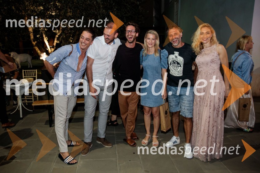  Igor Štamulak, igralec;  ... ;  ... ;  Tjaša Hrovat, igralka;  Željko Erkić, igralec;  Mirela Predojević, igralkaJugoslavija, moja dežela, krstna uprizoritev drame