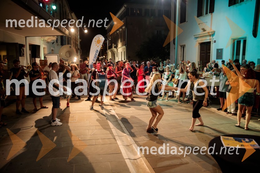 Jugoslavija, moja dežela, krstna uprizoritev drame