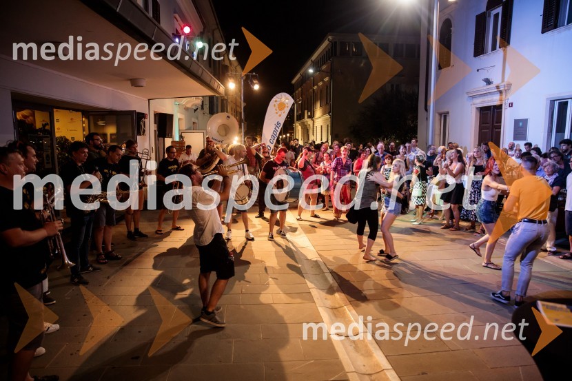 Jugoslavija, moja dežela, krstna uprizoritev drame