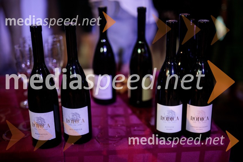 Jugoslavija, moja dežela, krstna uprizoritev drame