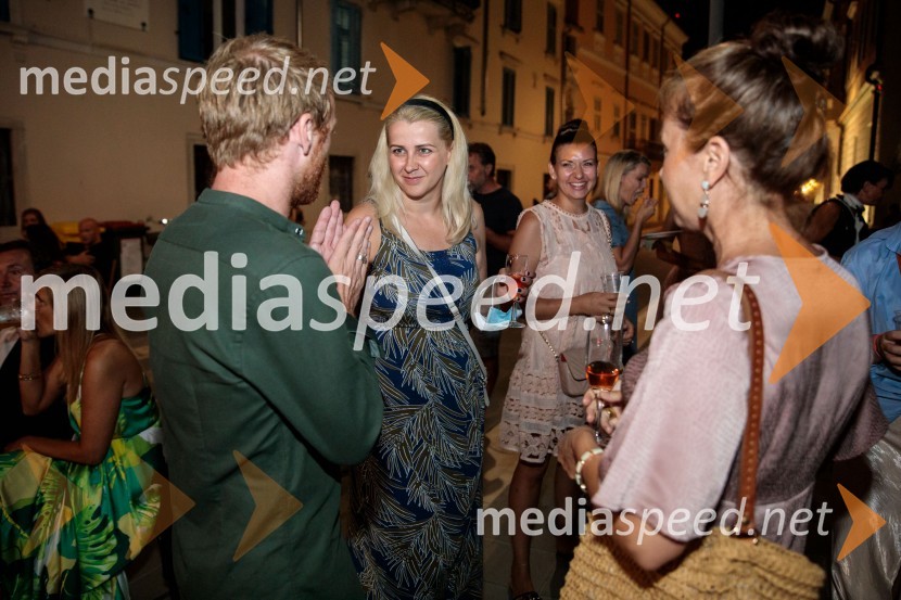 Jugoslavija, moja dežela, krstna uprizoritev drame