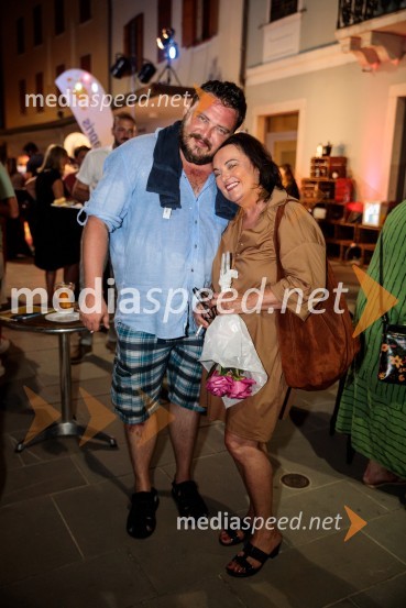  Dean Batoz, igralec;  Mojca Partljič, igralkaJugoslavija, moja dežela, krstna uprizoritev drame