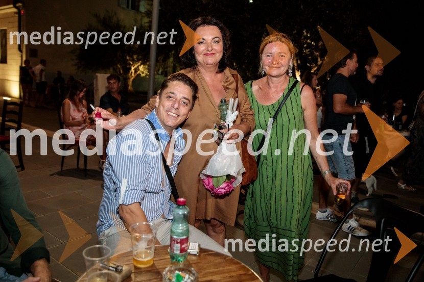  Igor Štamulak, igralec;  Mojca Partljič, igralka;  ... Jugoslavija, moja dežela, krstna uprizoritev drame