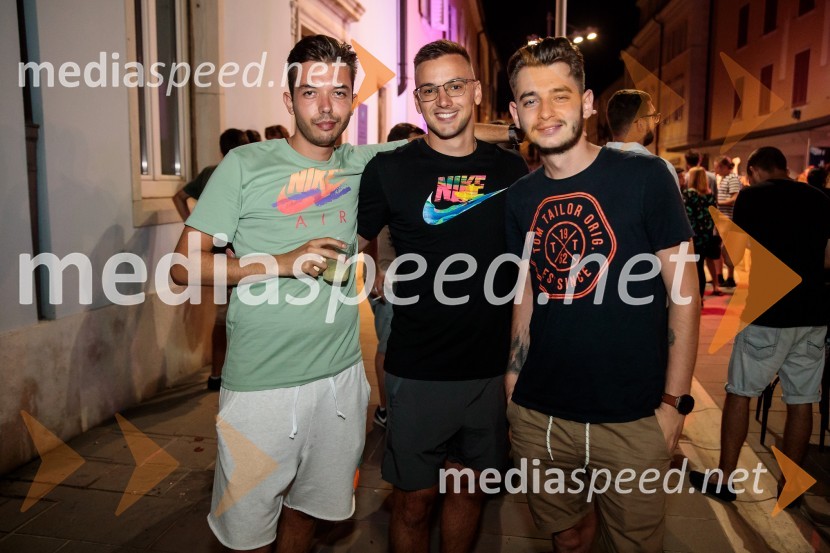 Jugoslavija, moja dežela, krstna uprizoritev drame