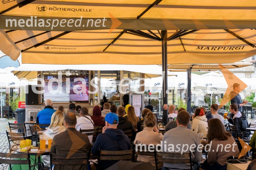 Spremljanje polfinalne tekme v košarki med Slovenijo in Francijo v Mariboru
