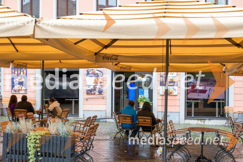 Spremljanje polfinalne tekme v košarki med Slovenijo in Francijo v Mariboru