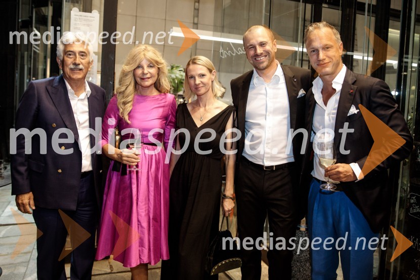  Rajko Kotnik, državni pravobranilec, bivši predsednik Lions Ljubljana Rožnik;  Darja Kuhar Kotnik, soustanoviteljica in podpredsednica Društva za zdravje naroda;  ... ;  ... ;  ... Anna Netrebko in Yusif Eyvazov, nastop v okviru 69. Ljubljana Festivala