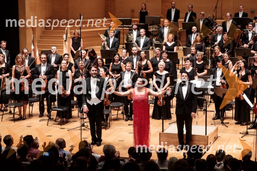  Michelangelo Mazza, dirigent;  Anna Netrebko, sopranistka;  Jusif Ejvazov, tenorAnna Netrebko in Yusif Eyvazov, nastop v okviru 69. Ljubljana Festivala