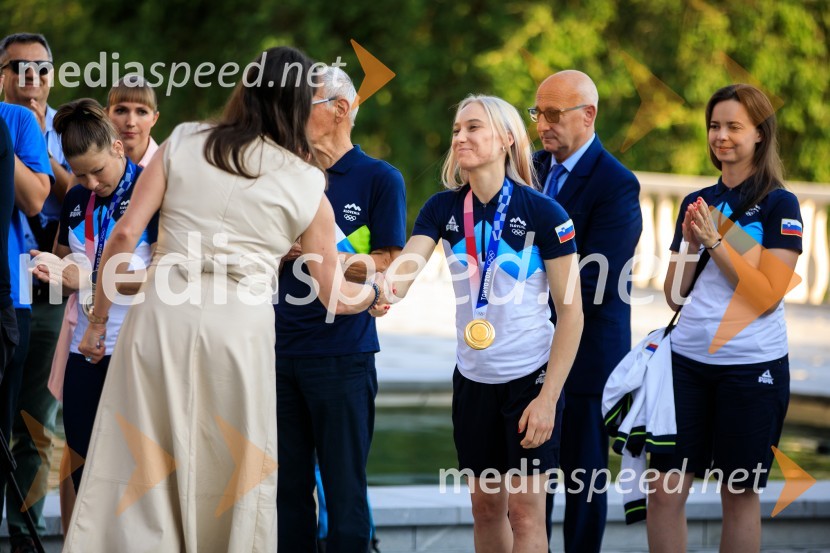 dr. Simona Kustec, ministrica za izobraževanje, znanost in šport;  Janja Garnbret, plezalkaSprejem olimpijske reprezentance na Brdu