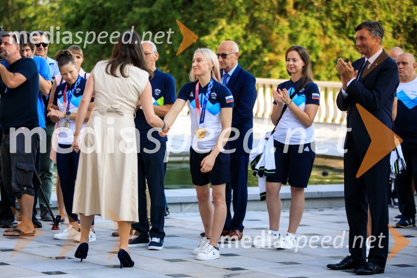 dr. Simona Kustec, ministrica za izobraževanje, znanost in šport;  Janja Garnbret, plezalkaSprejem olimpijske reprezentance na Brdu