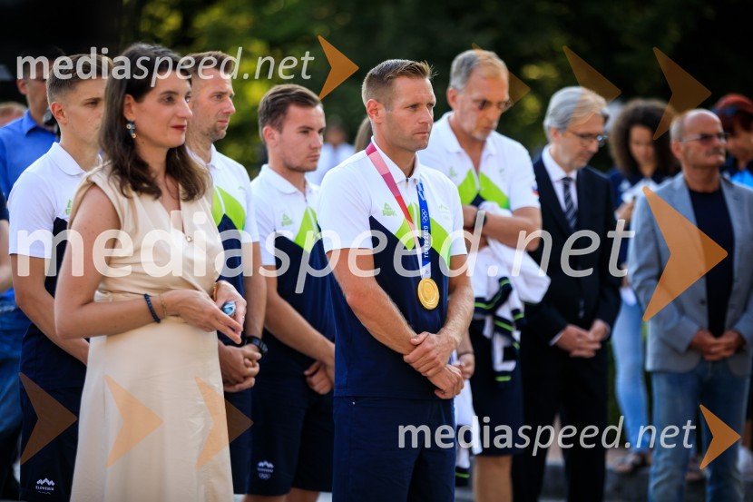 dr. Simona Kustec, ministrica za izobraževanje, znanost in šport;  Benjamin Savšek, kanuist Sprejem olimpijske reprezentance na Brdu