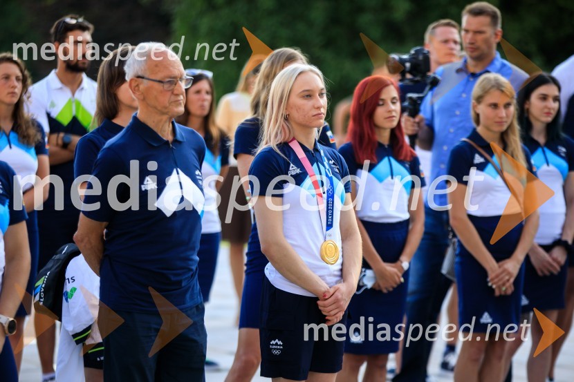  ... ;  Janja Garnbret, plezalkaSprejem olimpijske reprezentance na Brdu