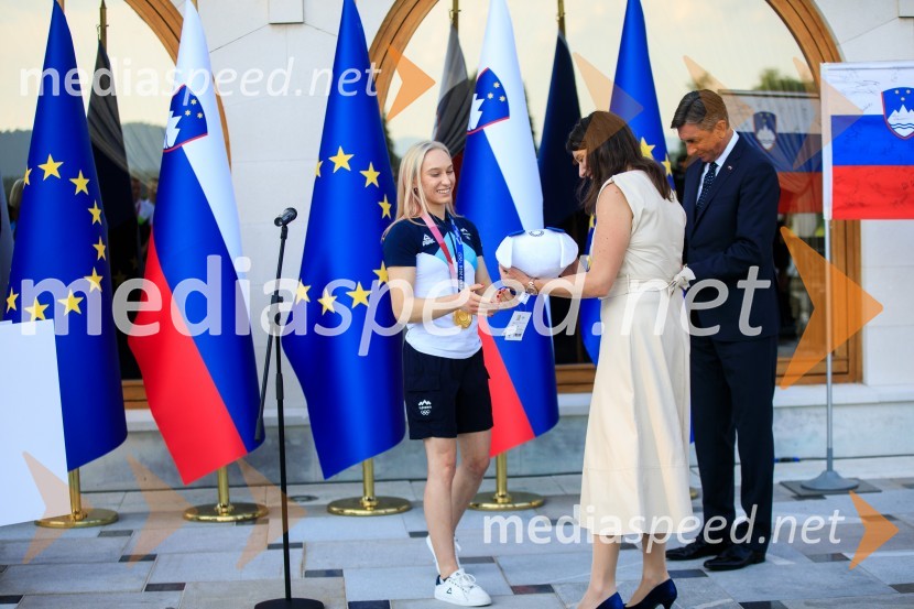  Janja Garnbret, plezalka; dr. Simona Kustec, ministrica za izobraževanje, znanost in šport;  Borut Pahor, predsednik Republike SlovenijeSprejem olimpijske reprezentance na Brdu
