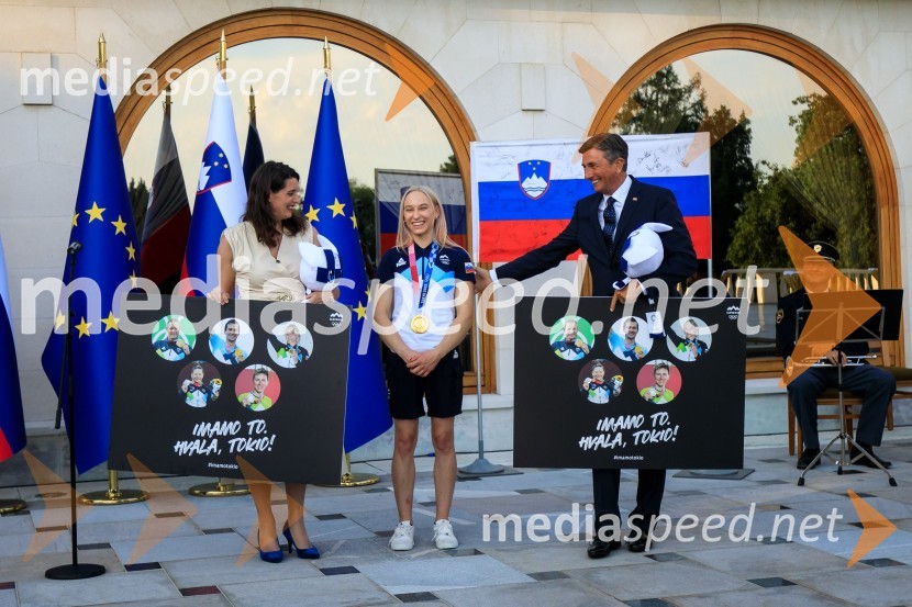 dr. Simona Kustec, ministrica za izobraževanje, znanost in šport;  Janja Garnbret, plezalka;  Borut Pahor, predsednik Republike SlovenijeSprejem olimpijske reprezentance na Brdu