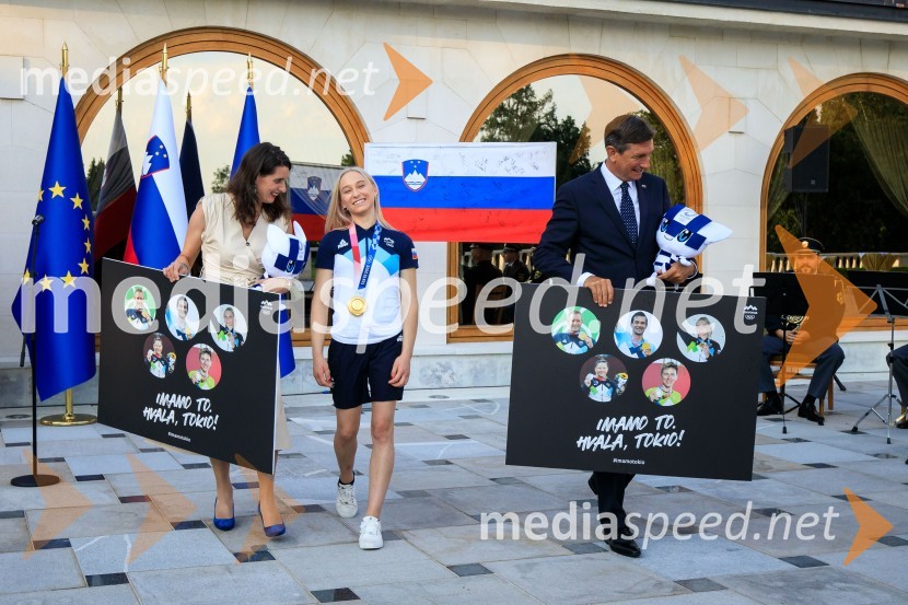 dr. Simona Kustec, ministrica za izobraževanje, znanost in šport;  Janja Garnbret, plezalka;  Borut Pahor, predsednik Republike SlovenijeSprejem olimpijske reprezentance na Brdu