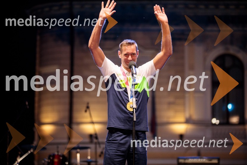  Benjamin Savšek, kanuist Sprejem olimpijske reprezentance na Kongresnem trgu