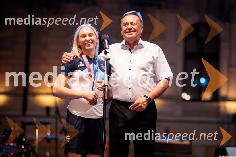  Janja Garnbret, slovenska športna plezalka;  Zoran Janković, župan, Mestna občina LjubljanaSprejem olimpijske reprezentance na Kongresnem trgu