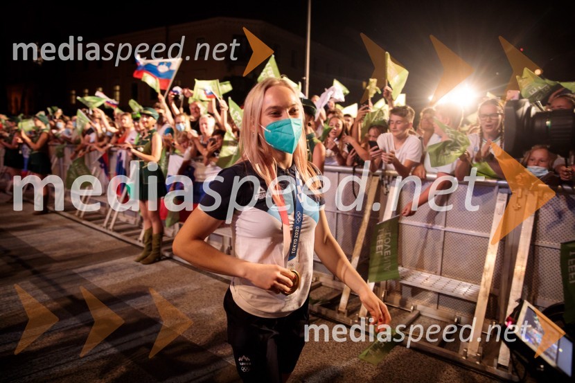  Janja Garnbret, slovenska športna plezalkaSprejem olimpijske reprezentance na Kongresnem trgu
