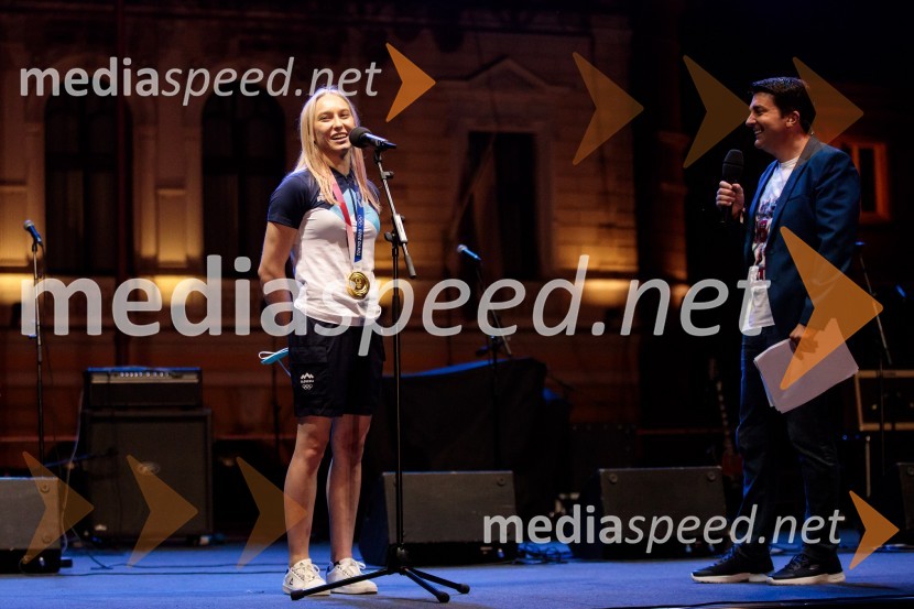  Janja Garnbret, slovenska športna plezalka;  ... Sprejem olimpijske reprezentance na Kongresnem trgu