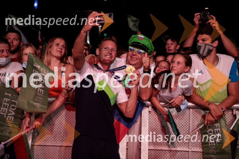  Benjamin Savšek, kanuist ;  ... Sprejem olimpijske reprezentance na Kongresnem trgu