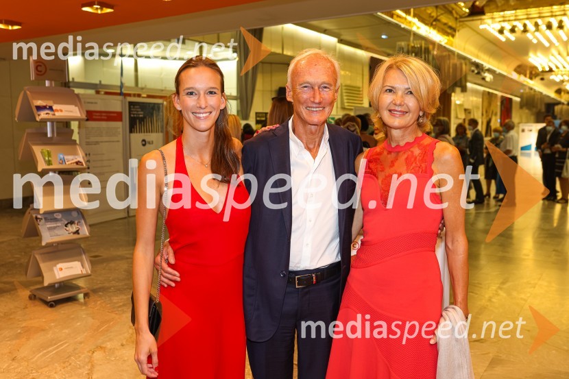  Kaja Pergar;  Janez Pergar, častni konzul Južnoafriške republike;  Nevenka Črešnar Pergar, lastnica in direktorica podjetja NP ConsultingNastop tenorista Jonasa Kaufmanna v okviru 69. Ljubljana Festivala