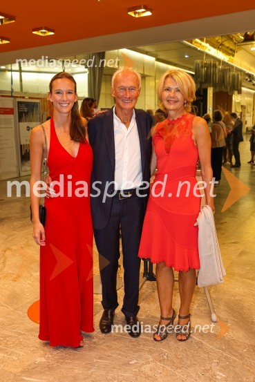  Kaja Pergar;  Janez Pergar, častni konzul Južnoafriške republike;  Nevenka Črešnar Pergar, lastnica in direktorica podjetja NP ConsultingNastop tenorista Jonasa Kaufmanna v okviru 69. Ljubljana Festivala