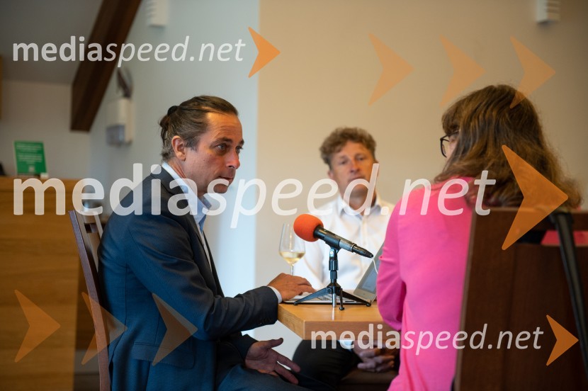 Vino je glasba, krstna uprizoritev kulturno enološkega doživetja