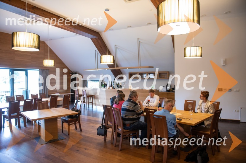 Vino je glasba, krstna uprizoritev kulturno enološkega doživetja