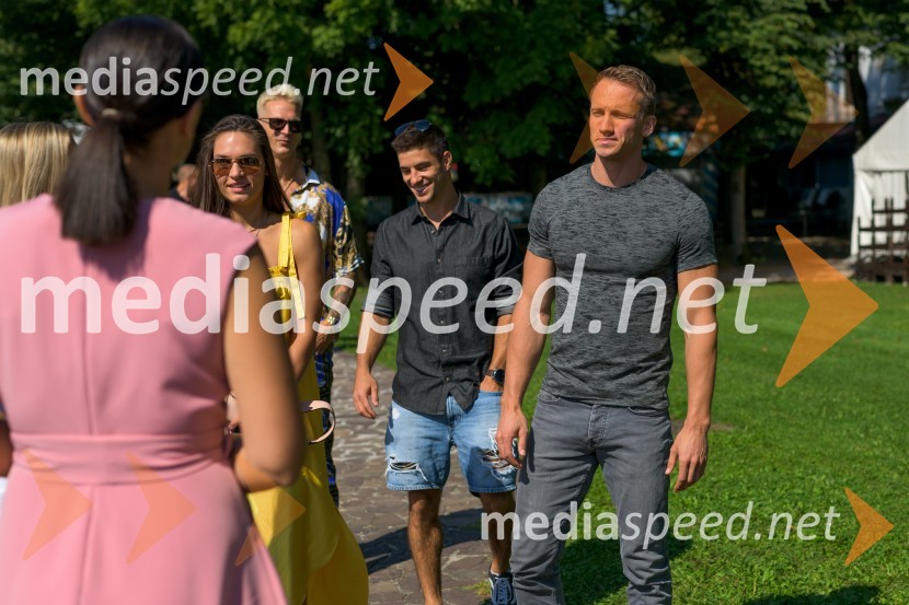  Nives Orešnik, fotomodel, fitnes trenerka, nekdanja Miss Slovenije;  Franko Bajc, zmagovalec resničnostnega šova Kmetija 2018;  Andrei Lenart, igralecPredstavitev Exatlon tekmovalcev 2021