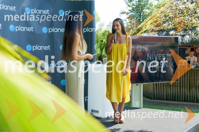  Tina Gaber, fotomodel;  Nives Orešnik, fotomodel, fitnes trenerka, nekdanja Miss SlovenijePredstavitev Exatlon tekmovalcev 2021