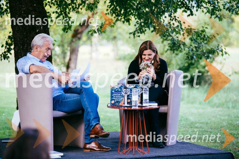  Slavko Bobovnik, novinar in TV voditelj;  Simona Škrabec, literarna zgodovinarkaSimona Škrabec in Slavko Bobovnik na vrtu Škrabčeve domačije