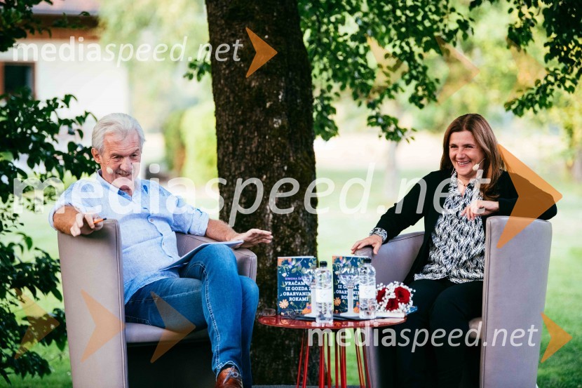  Slavko Bobovnik, novinar in TV voditelj;  Simona Škrabec, literarna zgodovinarkaSimona Škrabec in Slavko Bobovnik na vrtu Škrabčeve domačije