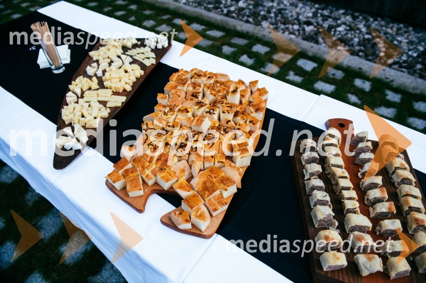 Simona Škrabec in Slavko Bobovnik na vrtu Škrabčeve domačije