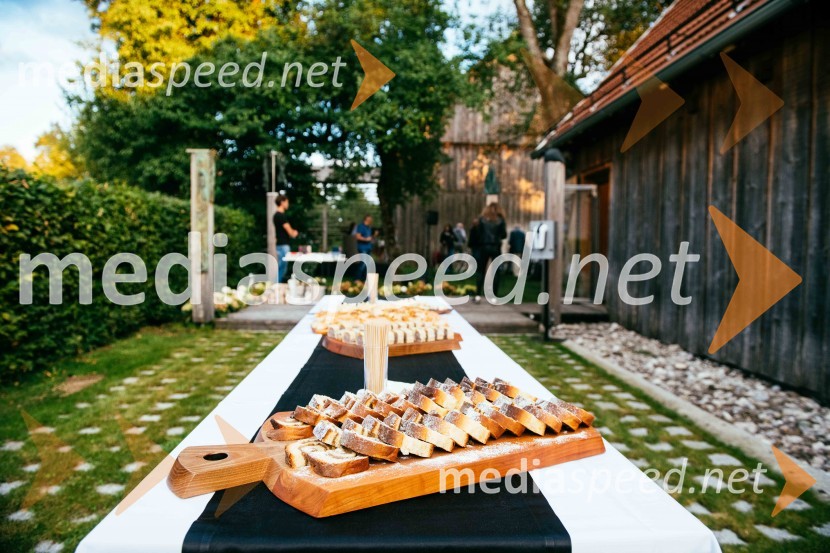 Simona Škrabec in Slavko Bobovnik na vrtu Škrabčeve domačije