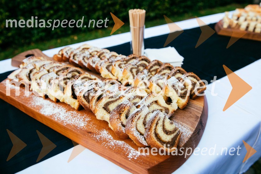 Simona Škrabec in Slavko Bobovnik na vrtu Škrabčeve domačije