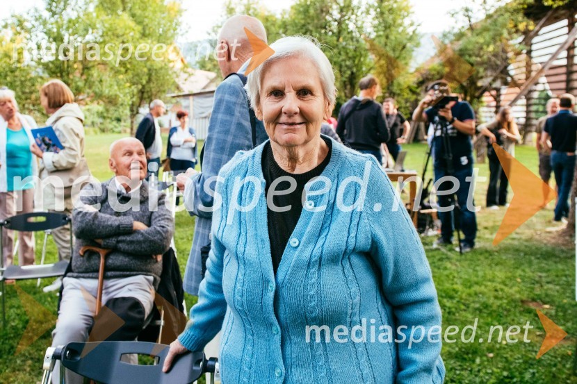 Simona Škrabec in Slavko Bobovnik na vrtu Škrabčeve domačije