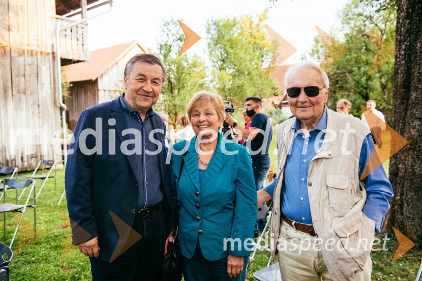 Simona Škrabec in Slavko Bobovnik na vrtu Škrabčeve domačije