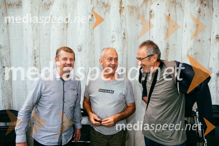 Simona Škrabec in Slavko Bobovnik na vrtu Škrabčeve domačije