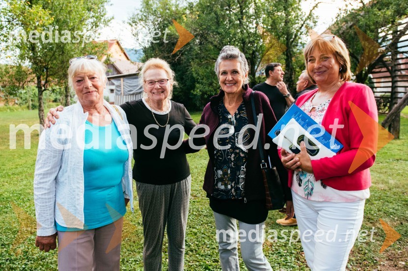 Simona Škrabec in Slavko Bobovnik na vrtu Škrabčeve domačije