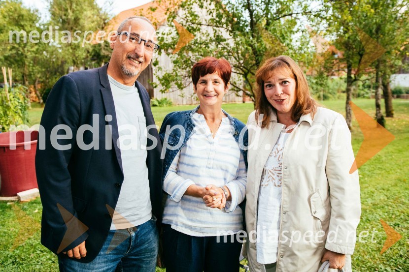 Simona Škrabec in Slavko Bobovnik na vrtu Škrabčeve domačije