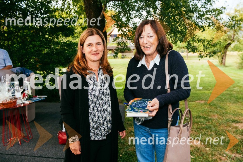  Simona Škrabec, literarna zgodovinarka;  ... Simona Škrabec in Slavko Bobovnik na vrtu Škrabčeve domačije