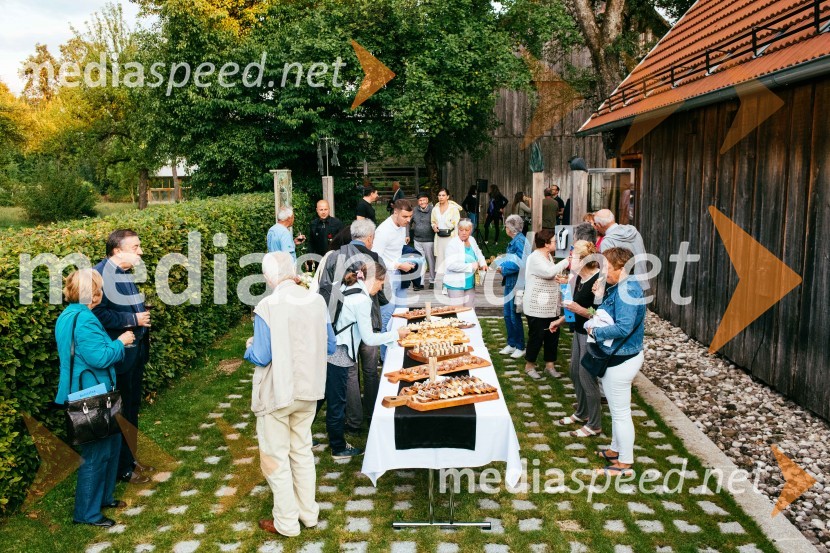 Simona Škrabec in Slavko Bobovnik na vrtu Škrabčeve domačije