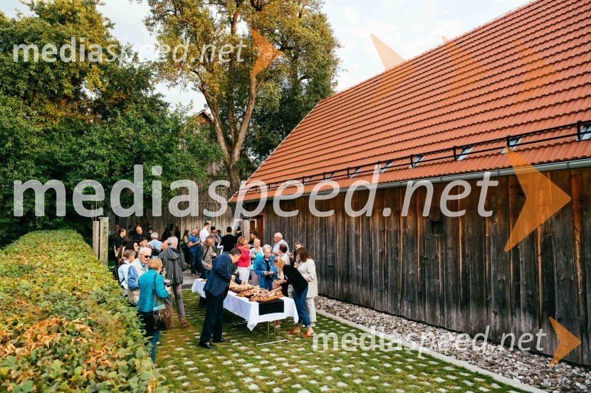 Simona Škrabec in Slavko Bobovnik na vrtu Škrabčeve domačije