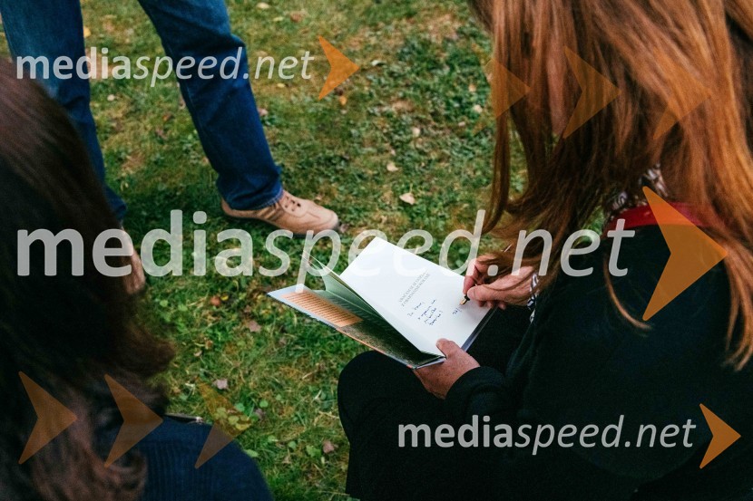 Simona Škrabec in Slavko Bobovnik na vrtu Škrabčeve domačije