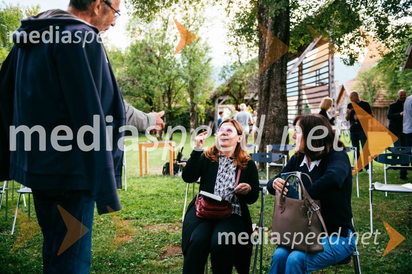  Simona Škrabec, literarna zgodovinarkaSimona Škrabec in Slavko Bobovnik na vrtu Škrabčeve domačije
