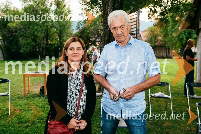  Simona Škrabec, literarna zgodovinarka;  Slavko Bobovnik, novinar in TV voditeljSimona Škrabec in Slavko Bobovnik na vrtu Škrabčeve domačije